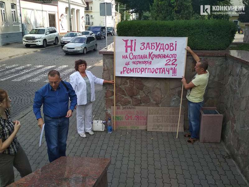 Під Луцькрадою – два протести (фото)