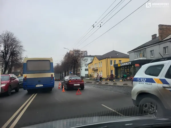 У Луцьку на Ковельській «влупилися» аж три автівки (фото)