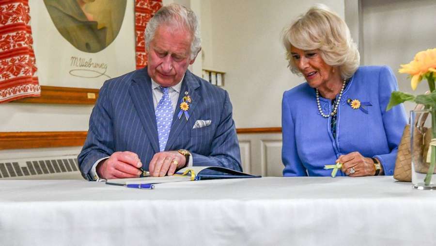 Принц Чарльз та герцогиня Камілла зустрілись з українцями у Канаді: їм подарували марку з російським кораблем