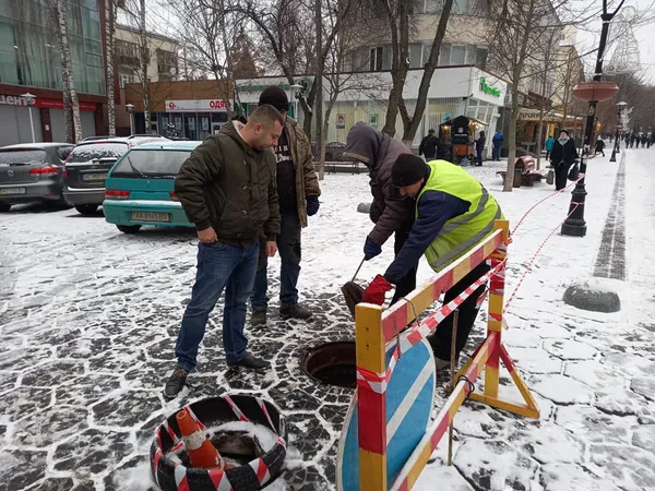 Центр Луцька йде під землю: комунальники не могли вирішити, хто ліквідує провалля (фото)