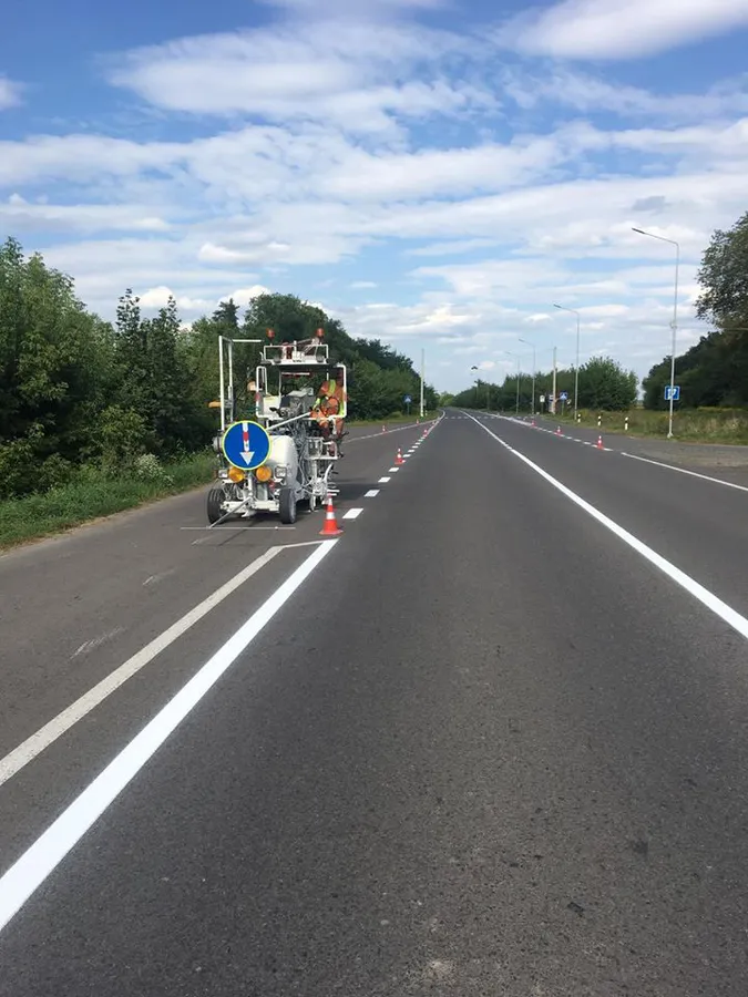 На волинських дорогах наносять розмітку (фото)