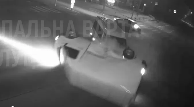 Аварія на перехресті в Луцьку: показали, як перекинувся бус (відео)