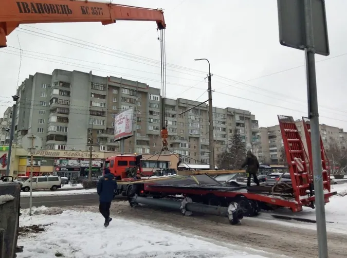 У Луцьку демонтовують білборди: показали, як це відбувається (відео)