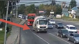 У Луцьку вантажівка будівельників заляпала бетоном дорогу (відео)