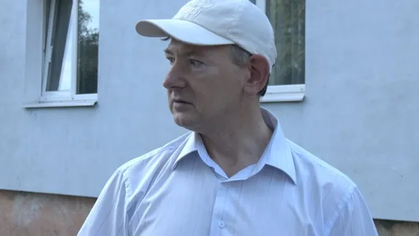 Лучанин Юрій каже: у дворі його будинку для парковки вирізали дерева. Фото: Суспільне Луцьк