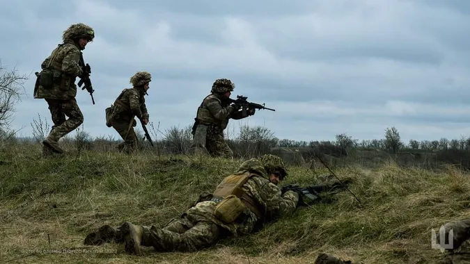 Ворог намагається взяти Бахмут під повний контроль, – Генштаб