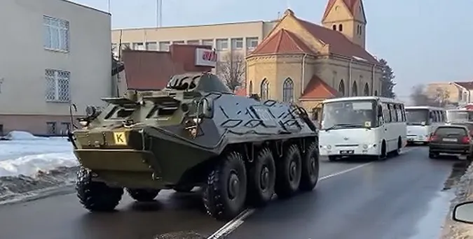 Володимиром проїхала колона гвардійців у супроводі БТРа (відео)