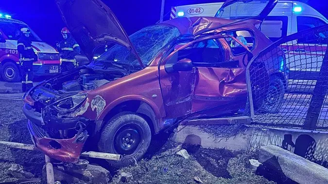 Серйозна аварія під Луцьком: рятувальники діставали водія із понівеченого авто
