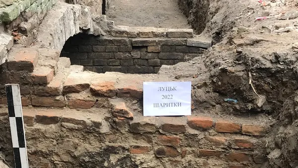 У Луцьку знайшли вхід до трьох підземних кімнат монастиря шариток (фото)