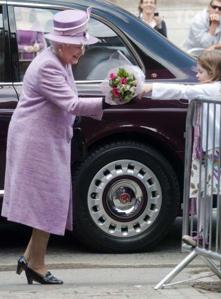 Королева Єлизавета II п'ятдесят років носила туфлі одного бренду: в чому причина
