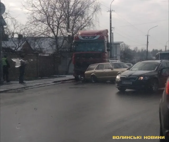 У Луцьку не розминулися вантажівка і «форд»