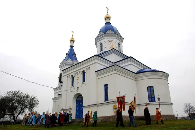 Без храму, але зі священиком: у Садові ігнорують перехід до ПЦУ