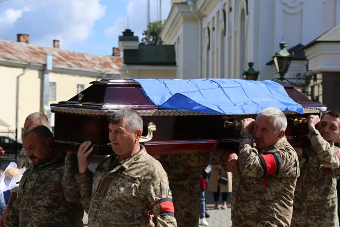 Луцьк навколішки попрощався з воїном Анатолієм Гончаревичем