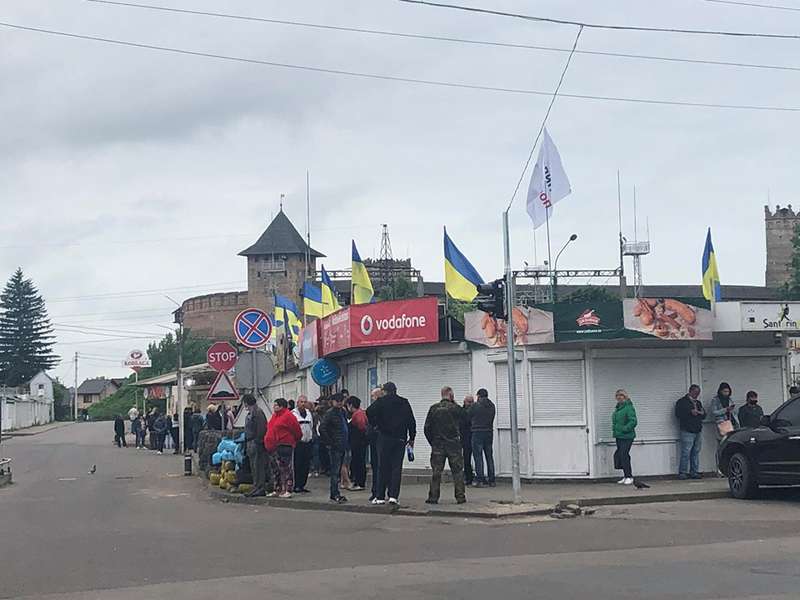 Барикади із шин і прапори на контейнерах: на ринку в Луцьку – людно (фото)