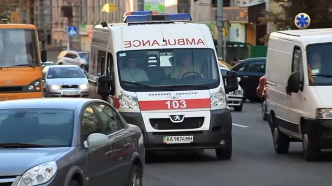 У МОЗ пообіцяли підняти зарплати медикам і водіям «швидкої»