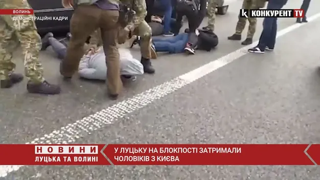 «Ї**лом в землю»: на блокпості у Луцьку затримали трьох чоловіків (відео)