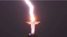 У Бразилії блискавка влучила в статую Христа-Спасителя (фото)
