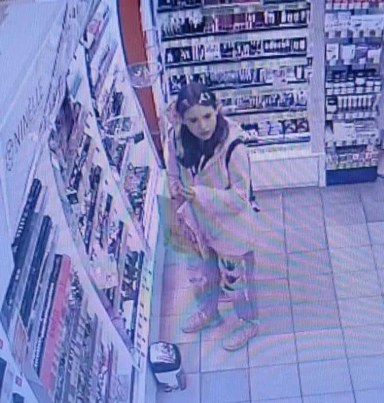 Крадіжка в магазині: на Волині поліція встановлює особу злодійки (фото)