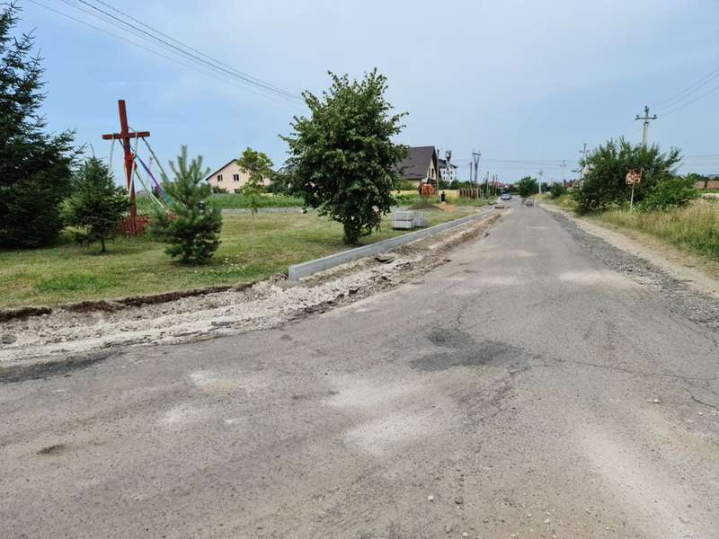 Наче нова: показали, як дрібний ремонт змінив дорогу у селі під Луцьком (фото)