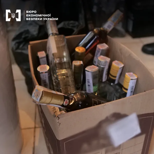 У Луцьку в підвалах виготовляли «брендовий» алкоголь і сигарети (фото)