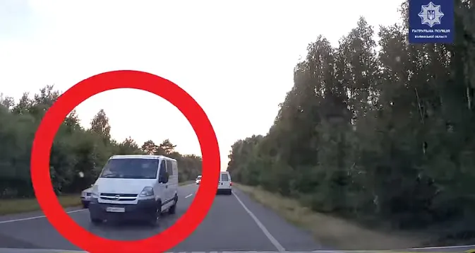 Небезпечний обгін: на Волині бус ледь не протаранив авто патрульних (відео)