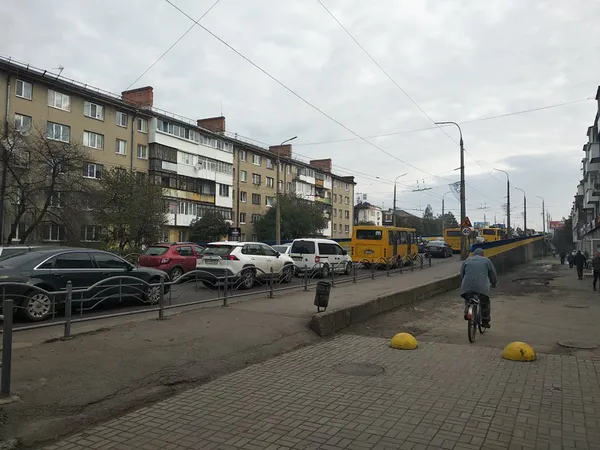 Луцьк стоїть у заторах: ремонтують дорогу (фото, відео)