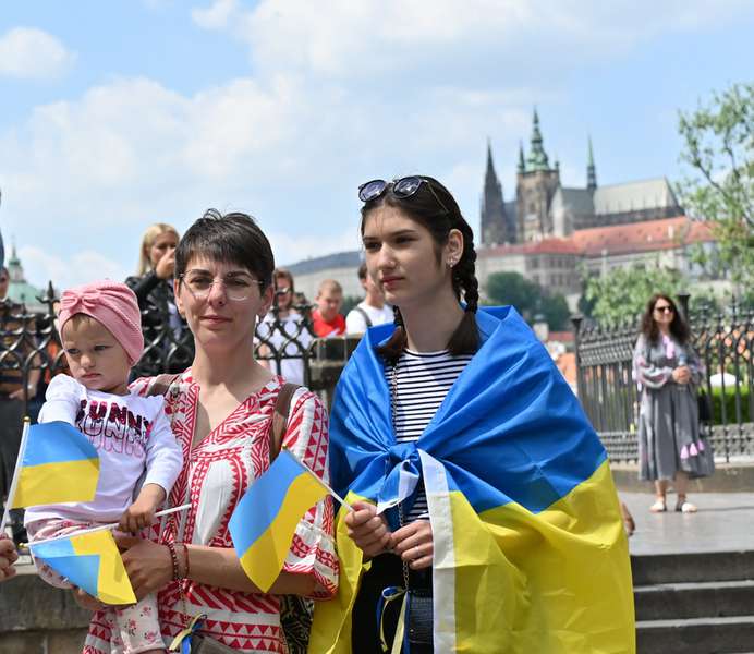 Українці провели парад вишиванок у Празі на знак подяки Чехії за допомогу (фото)