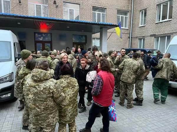 Звільнених із полону українських бійців везуть додому (фото)