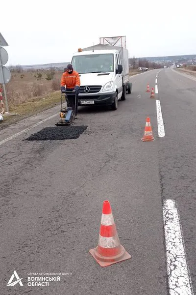 На Волині дорожники «латали» головні автошляхи (фото)