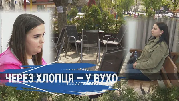 Раніше товаришували: у Луцьку дві дівчини побилися через хлопця (відео)