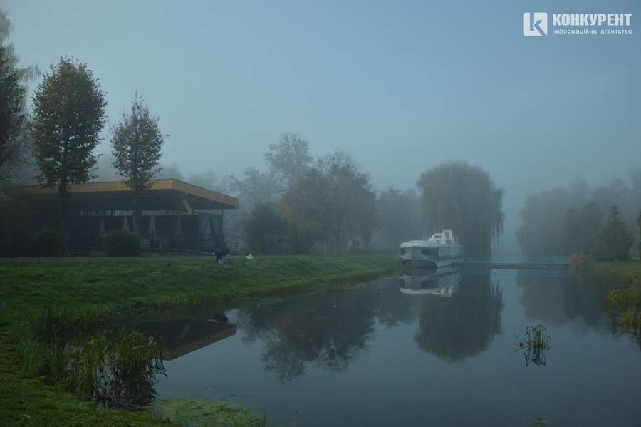 Центральний парк Луцька у ранковому тумані (фото)
