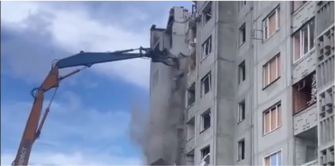 У Луцьку розвалюють будинок, у який влучила ракета (відео)