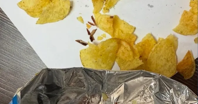 Військовий опинився в лікарні через знахідку у пачці чипсів Lay’s
