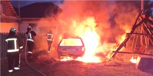 На Волині чоловік вночі спалив своє авто (фото)