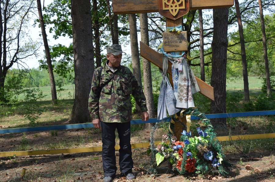 Неподалік незапланованої зупинки учасників розташована могила воїнів УПА