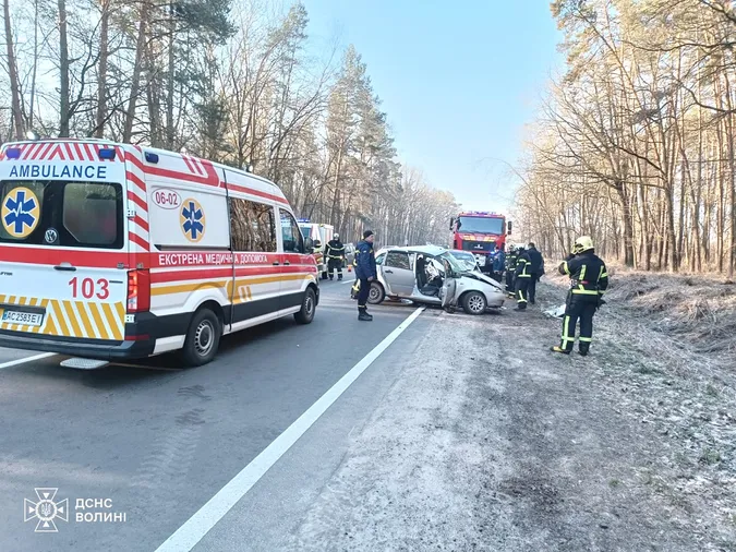 Під Луцьком потрощилися легковики – водія затиснуло у салоні (фото)