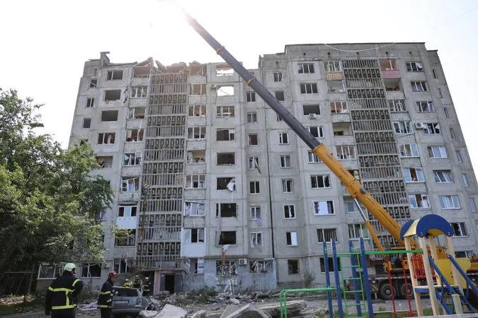 Внаслідок удару росіян багатоповерхівка на Озерецькій у Луцьку зазнала руйнувань /фото ЛМР