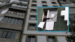Обливає робітників помиями і збиває пінопласт: лучанка не дає сусідам утеплювати багатоповерхівку (відео)