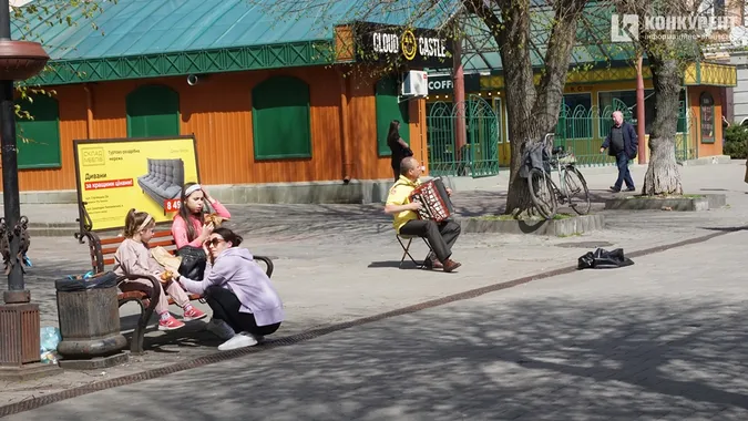 Весняний Луцьк: як місцеві прогулюються заквітчаним центром (фото)