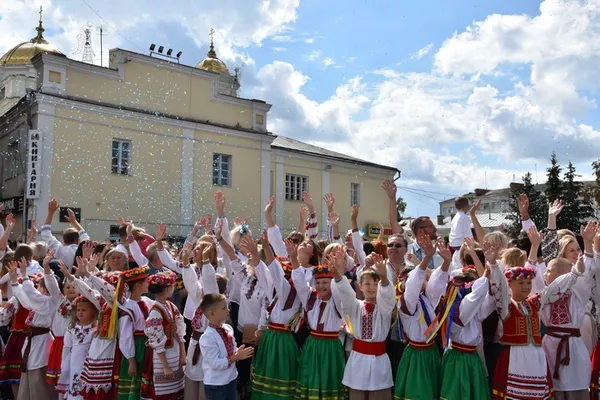 На Театральному майдані лучани «вишили» вінок (фото)