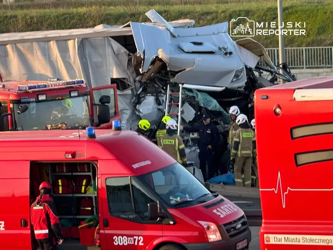 У Польщі перекинувся автобус з українцями, у місце аварії згодом влетіла фура (фото)