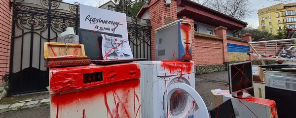 Армія мародерів: до консульства рф у Львові знесли побутову техніку і облили червоною фарбою (фото)