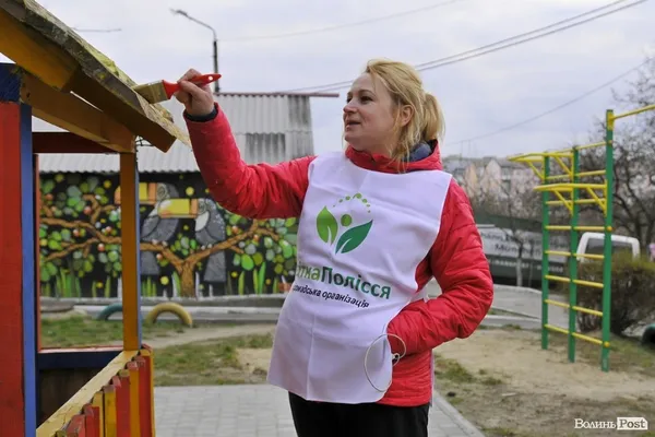 У луцькому дворі організували суботник (фото)