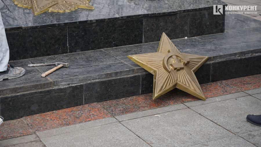 У Луцьку на меморіалі розпочали демонтаж кремлівських зірок (відео)