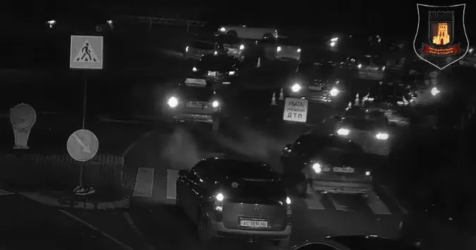 Фура, поліцейський Renault Duster і два легковики: у Луцьку – ДТП на кільці на Набережній (відео)