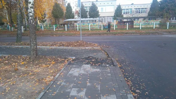 Нова бруківка на тротуарах  Луцька кришиться під ногами (фото)