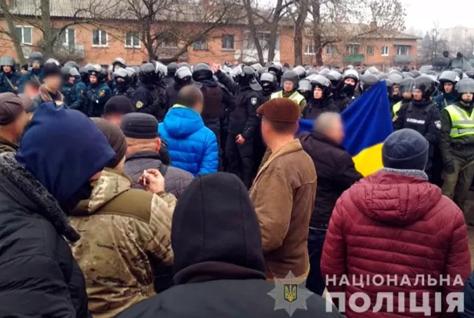 74% українців не підтримують протести проти евакуації з Китаю: дослідження