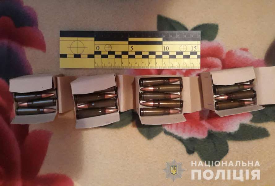 У селі під Луцьком в 65-річного чоловіка знайшли пістолет і набої (фото)