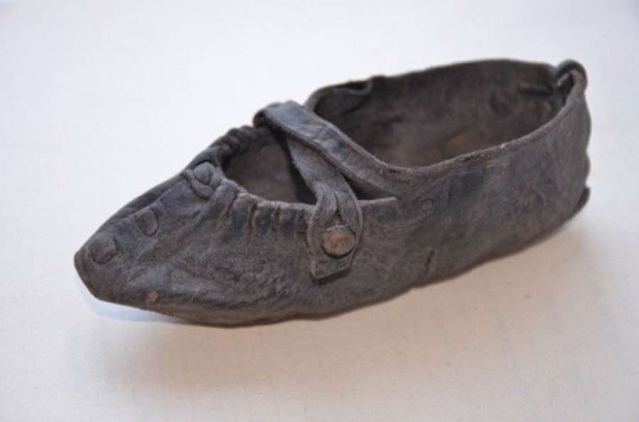 Дитячий черевичок з Луцька, ХVІІ ст. Фото з архіву Волинського краєзнавчого музею