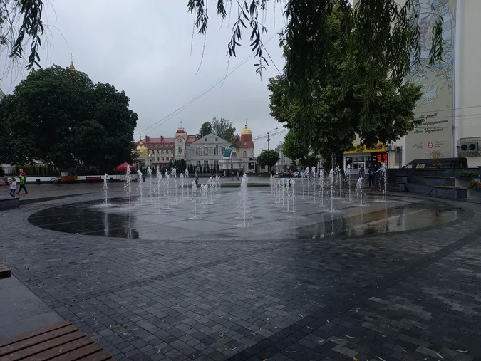 Фонтан у центрі Луцька працює навіть в дощ (фото, відео)